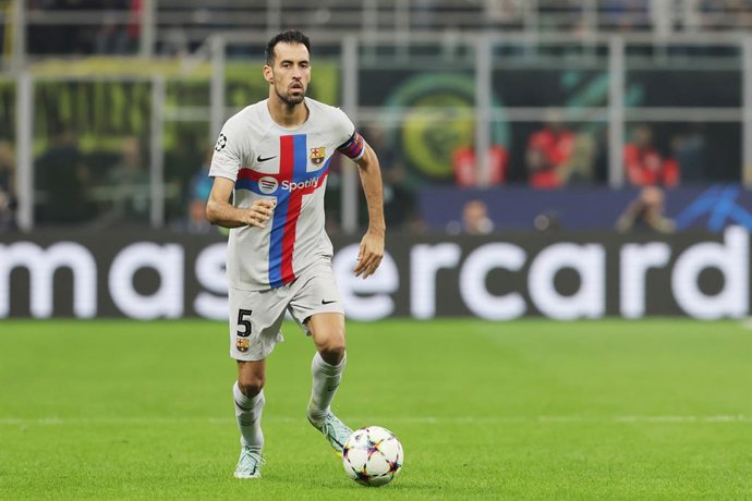 Archivo - Sergio Busquets of FC Barcelona during the UEFA Champions League, Group C football match between FC Internazionale and FC Barcelona on October 4, 2022 at Giuseppe Meazza Stadium in Milan, Italy - Photo Fabrizio Carabelli / LiveMedia / DPPI
