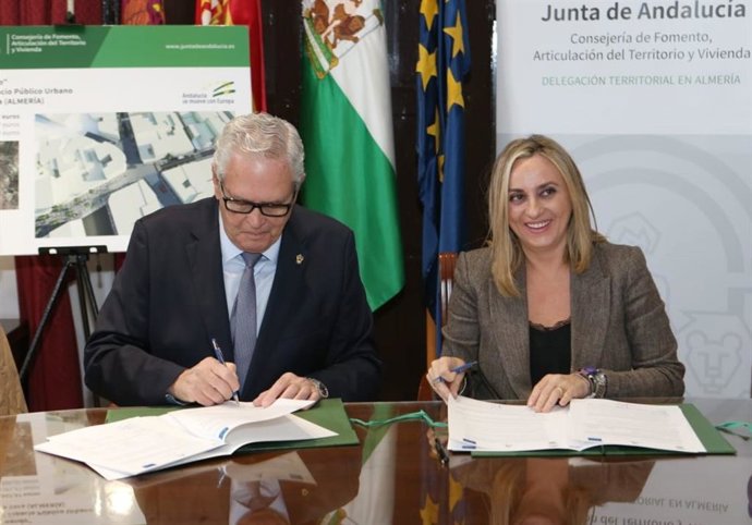 El alcalde de Vera y la consejera de Fomento.