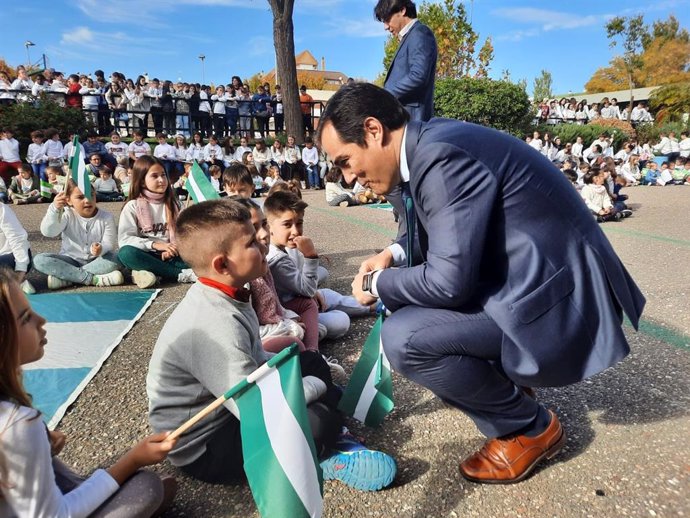 Nieto entrega banderas de Andalucía a escolares del CEIP Juan de Mena con motivo del Día de la Bandera.