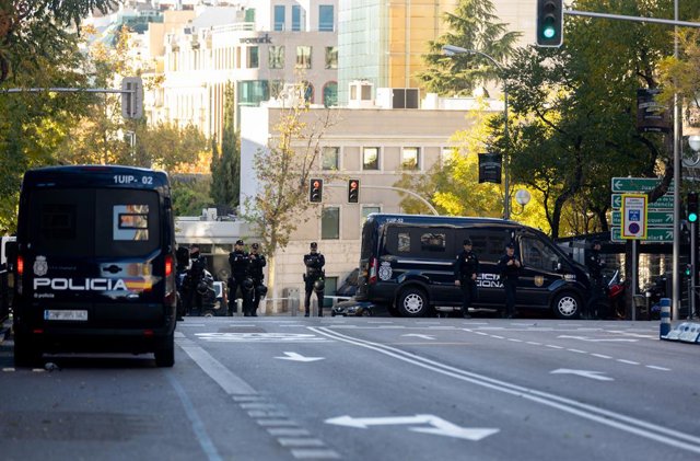 Imatge de la policia davant l'ambaixada dels EUA a Madrid