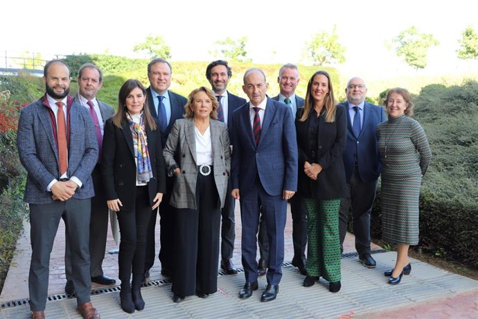 Reunión de trabajo del equipo directivo de la Universidad Loyola con los gerentes de los hospitales privados de la provincia.