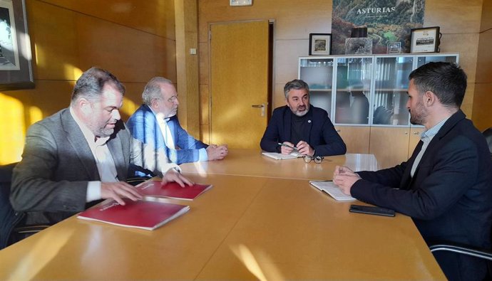 El consejero Alejandro Calvo se reúne con representantes de la Cámara de Comercio de Oviedo