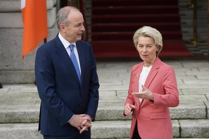 Micheal Martin, primer ministro de Irlanda,recibe a la presidenta de la Comisión Europea, Ursula Von der Leyen