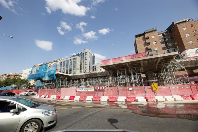 Archivo - Varias vallas controlan el acceso a una obra, a 10 de agosto de 2022, en Madrid