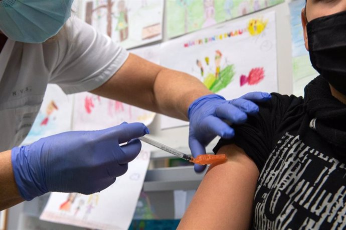 Archivo - Un niño es vacunado contra la Covid-19 en Extremadura. Archivo.