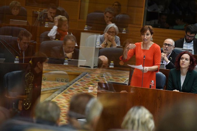 La portavoz de Más Madrid en la Asamblea, Mónica García, interviene durante una sesión plenaria en la Asamblea de Madrid, a 1 de diciembre de 2022, en Madrid (España). El Pleno de hoy de la Asamblea de Madrid lleva a debate las enmiendas a la totalidad 