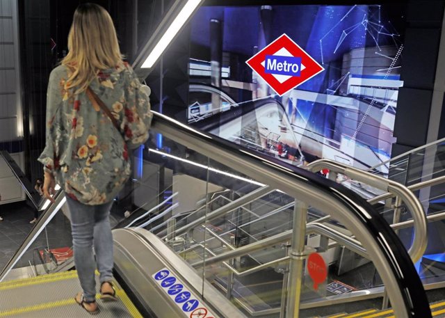Archivo - Una mujer en la escalera mecánica de la estación de metro de Gran Vía el día de su reapertura después de casi tres años fuera de servicio, a 16 de julio de 2021, en Madrid (España). Este viernes la estación de Gran Vía abre tras más de mil días 