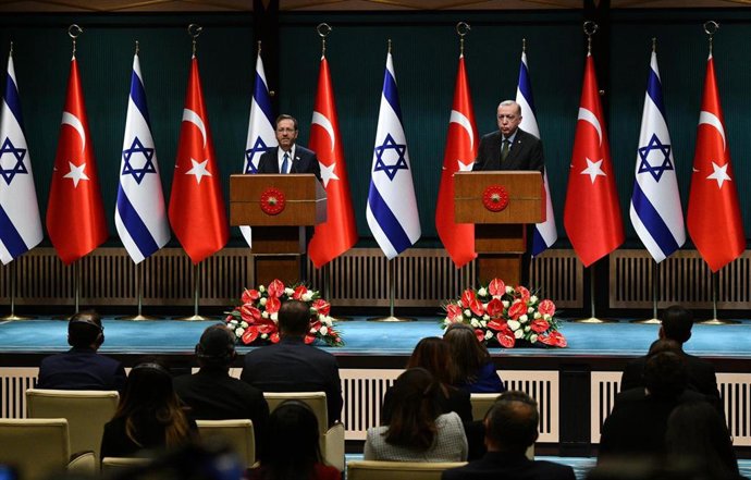 Archivo - El presidente israelí, Isaac Herzog, y su homólogo turco, Recep Tayyip Erdogan
