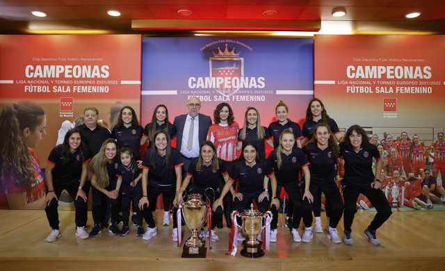      La presidenta de la Comunidad de Madrid, Isabel Díaz Ayuso, con las jugadoras del CD Futsi Atlético Navalcarnero