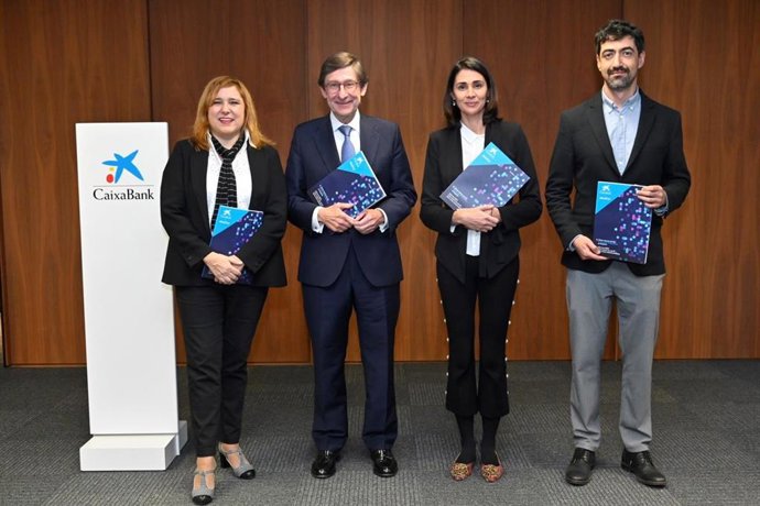 El presidente de CaixaBank, José Ignacio Goirigolzarri (en el centro), junto a Mónica Mosso, Paula San Luis y Juan Gamboa.