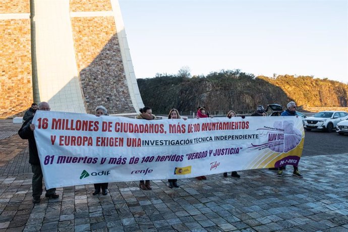 Familiares y víctimas se concentran con una pancarta a la llegada del ex jefe de Seguridad de la Agencia Ferroviaria de la UE, Christopher Carr, al juicio por el accidente del Alvia, en la Cidade da Cultura, a 1 de diciembre de 2022, en Santiago de Comp