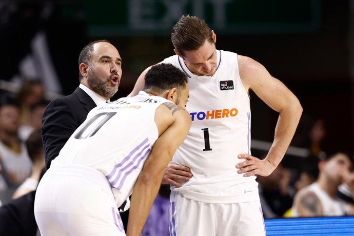 Chus Mateo, head coach of Real Madrid, talks to his players during the spanish league, Liga ACB Endesa - Regular Season, basketball match played between Real Madrid Baloncesto and UCAM Murcia at Wizink Center pavilion on november 20, 2022, in Madrid, Sp