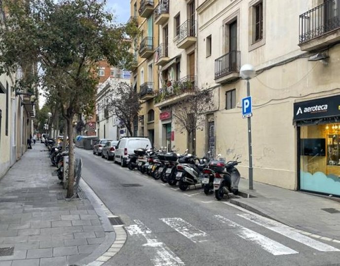Motos aparcadas en la calzada.