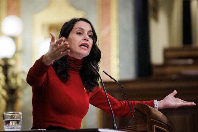 La presidenta de Ciudadanos, Inés Arrimadas, interviene durante una sesión plenaria en el Congreso de los Diputados, a 1 de diciembre de 2022, en Madrid (España).