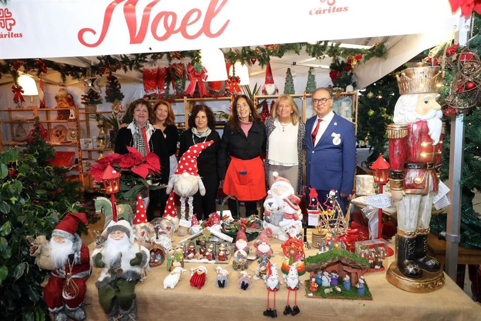 La alcaldesa respalda la labor de Cáritas en la inauguración de su Bazar Solidario de Navidad, que reúne hasta el domingo en el Palacio de Congresos más de 120 puestos.