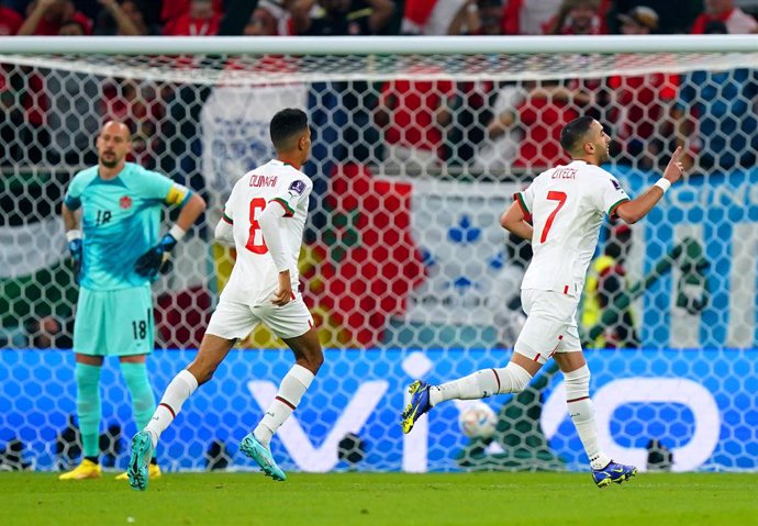 01 December 2022, Qatar, Doha: Morocco's Hakim Ziyech (R) celebrates scoring his side's first goal during the FIFA World Cup Qatar 2022 Group F soccer match between Canada and Morocco at Al Thumama Stadium. Photo: Mike Egerton/PA Wire/dpa