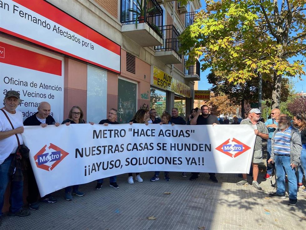 Archivo - Afectados de la línea 7B de Metro de Madrid en San Fernando se manifiestan el día que la presidenta de la Comunidad, Isabel Díaz Ayuso, visita San Fernando