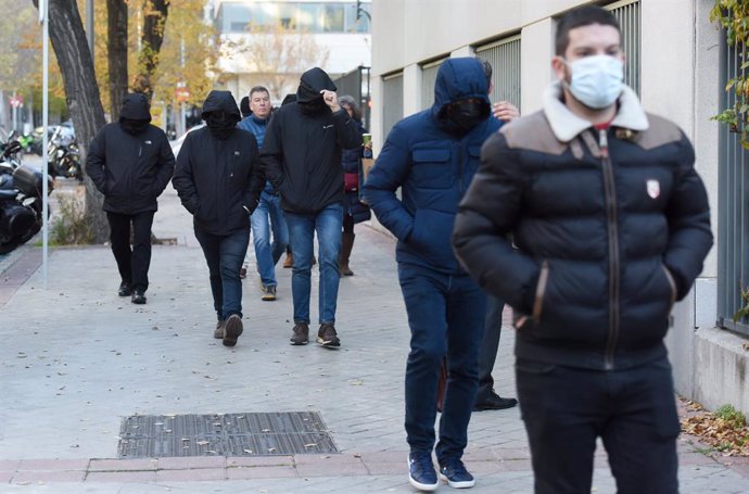 Varios de los acusados a su llegada al juicio por la reyerta que acabó con la muerte el 30 de noviembre de 2014  de Francisco Javier Romero, conocido como 'Jimmy', en el Juzgado de lo Penal 23 de Madrid, a 1 de diciembre de 2022, en Madrid (España).  En