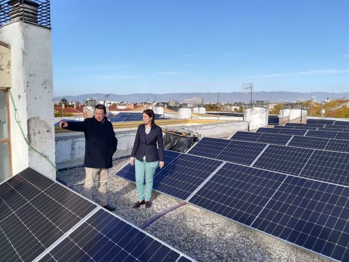 Cristina Casanueva, en la cubierta de un edificio del barrio Guadalquivir, donde se han instalado placas solares.