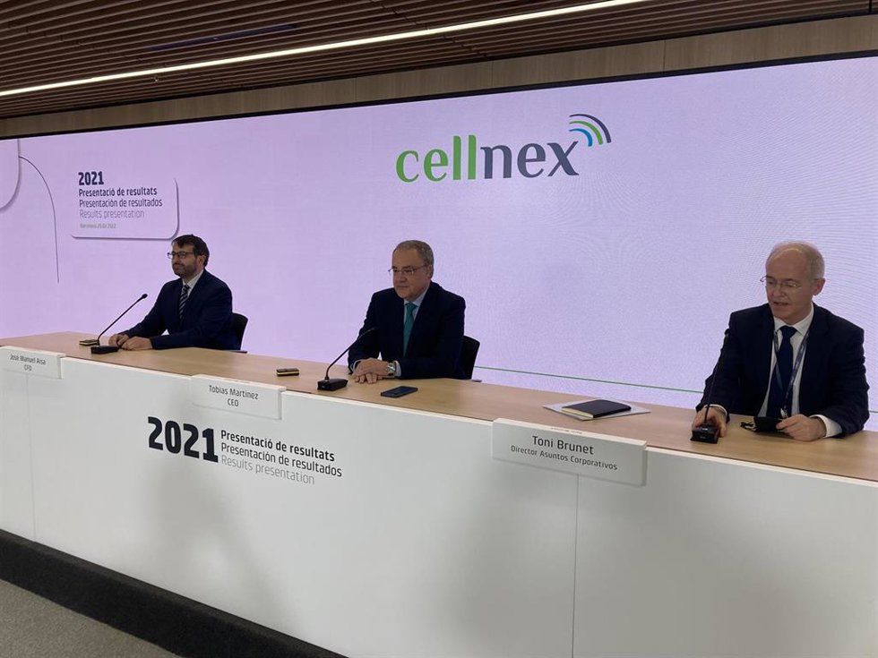 Archivo - El consejero delegado de Cellnex, Tobías Martínez, junto al director financiero y de M&A, José Manuel Aisa, y al director de Asuntos Corporativos, Toni Brunet, durante la rueda de prensa.