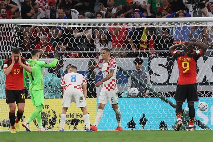 01 December 2022, Qatar, Al Rayyan: Belgium's Romelu Lukaku (R) reacts after his shot hit the post during the FIFA World Cup Qatar 2022 Group F soccer match between Croatia and Belgium at Ahmad bin Ali Stadium. Photo: Bruno Fahy/BELGA/dpa