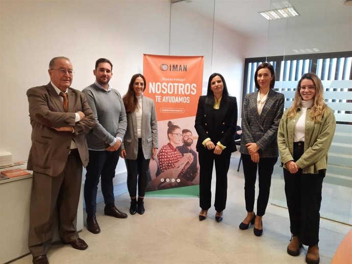 Gálvez (3 dcha.), con responsables de Rabanales 21.