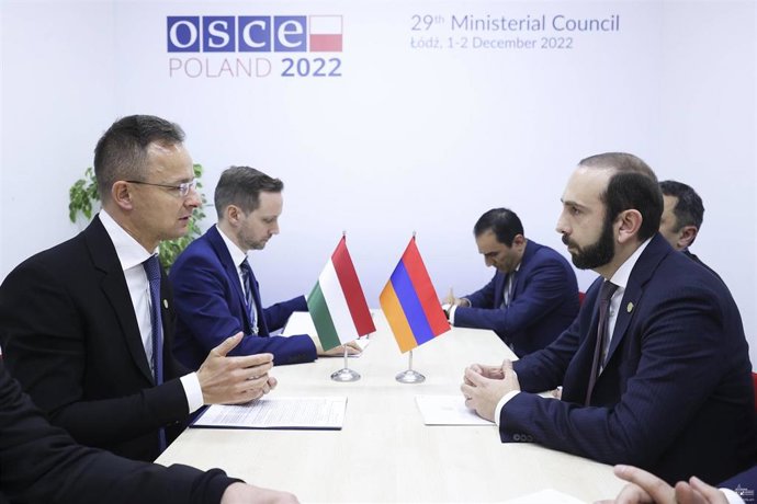El ministro de Exteriores de Hungría, Peter Szijjarto, junto a su homólogo armenio, Ararat Mirzoián, durante una reunión en los márgenes del Consejo Ministerial de la Organización para la Seguridad y la Cooperación en Europa (OSCE) en Polonia