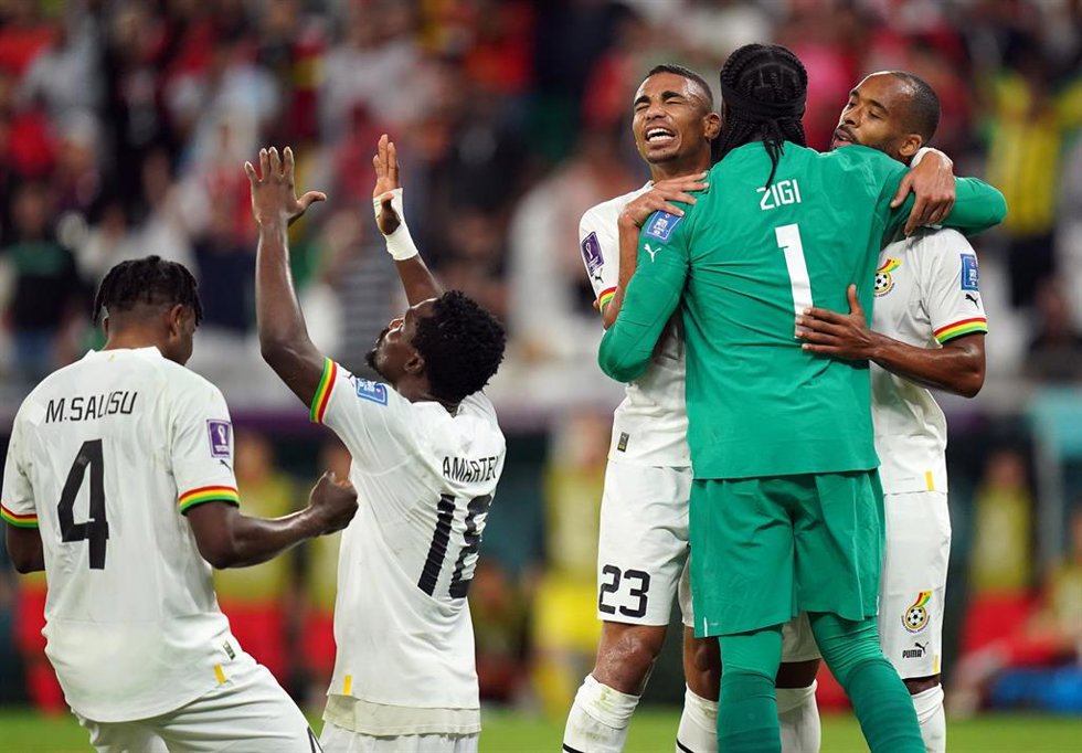 28 November 2022, Qatar, Al-Rayyan: Ghana goalkeeper Lawrence Ati-Zigi, Daniel Amartey, Denis Odoi and Alexander Djiku celebrate victory after the final whistle of the FIFA World Cup Qatar 2022 Group H soccer match between South Korea and Ghana