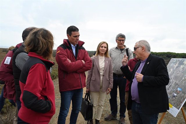 El presidente del Gobierno, Pedro Sánchez, en su visita este jueves al Parque Nacional de Doñana, en Almonte (Huelva).
