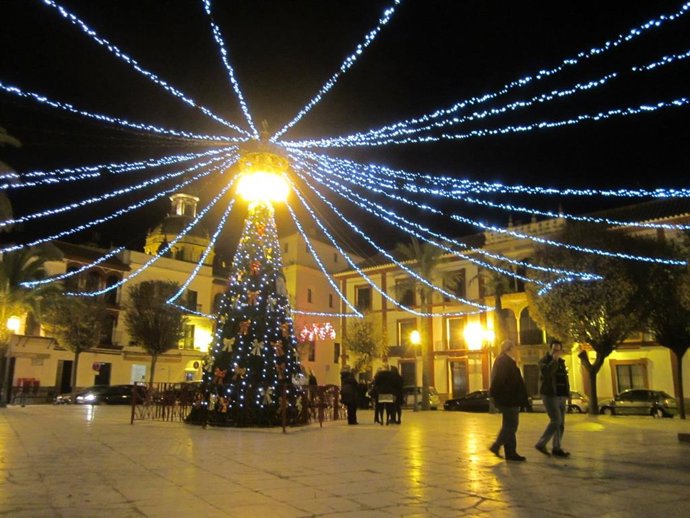 Árbol navideño en el municipio de Carmona.