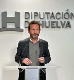 El diputado provincial de Izquierda Unida en la Diputación de Huelva, David F. Calderón, en rueda de prensa.