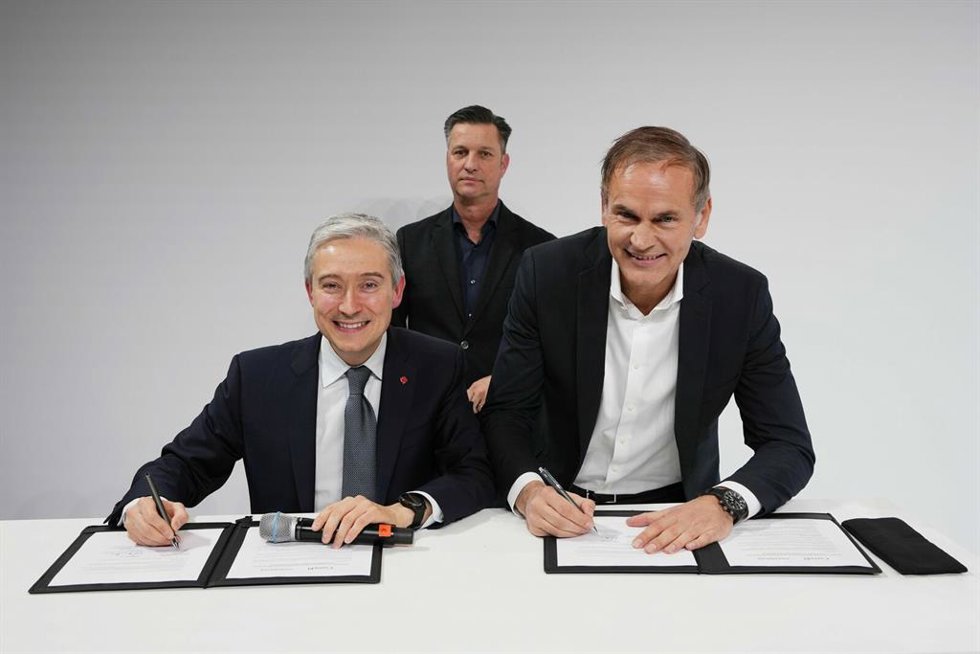 En primera línea: el ministro canadiense de Innovación, Ciencia e Industria, Franois-Philippe Champagne (izquierda) y el consejero delegado de Volkswagen, Olivier Blume. Al fondo, el responsable de Tecnología del grupo, Thomas Schmall.
