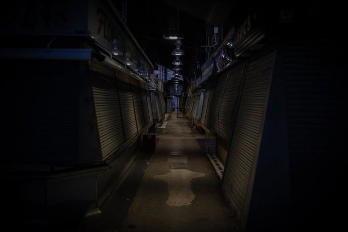 Archivo - Locales cerrados en Barcelona.