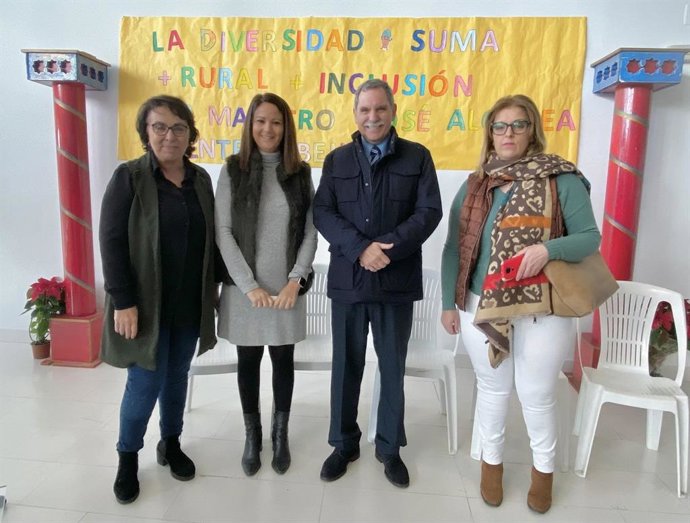 Mellado y Viso (centro) en el CPR Maestro José Alcolea de La Coronada, en Fuente Obejuna.