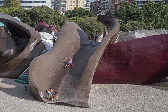 Archivo - Varios niños se tiran por el tobogán del parque Gulliver de Valncia