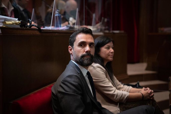Archivo - El expresidente del Parlament y conseller de Empresa, Roger Torrent durante el juicio en el Tribunal Superior de Justicia de Cataluña (TSJC), a 5 de octubre de 2022, en Barcelona.