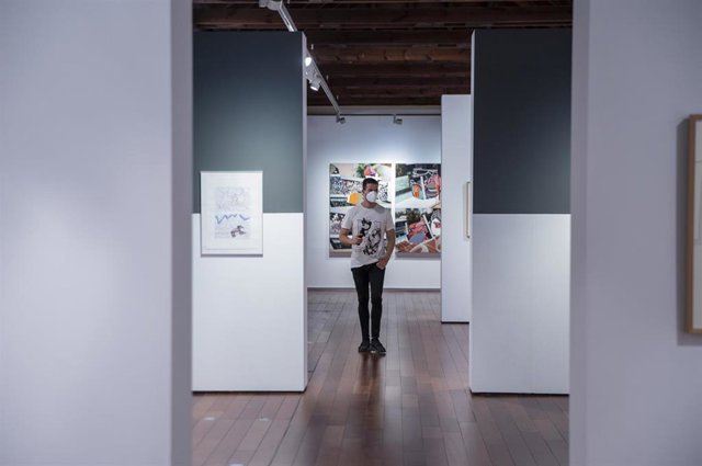 El alcalde de Sevilla, en la exposición sobre el legado de Carlos Berlanga en el Espacio Santa Clara