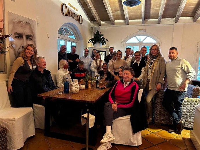 La presidenta del PP de Andratx, Estefanía Gonzalvo, en el encuentro con miembros de la comunidad alemana residente en el municipio.
