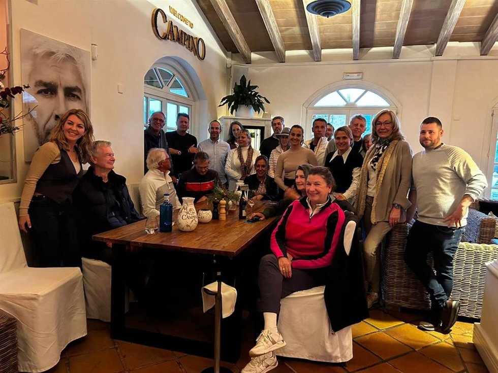 La presidenta del PP de Andratx, Estefanía Gonzalvo, en el encuentro con miembros de la comunidad alemana residente en el municipio.