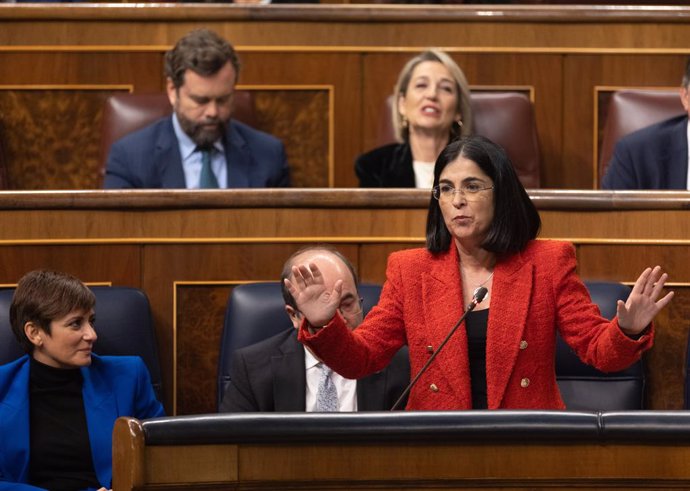 La ministra de Sanidad, Carolina Darias, interviene durante una sesión plenaria en el Congreso de los Diputados, a 30 de noviembre de 2022, en Madrid (España). La Junta de Portavoces del Congreso acordó, el pasado jueves 24 de noviembre, que el ministro