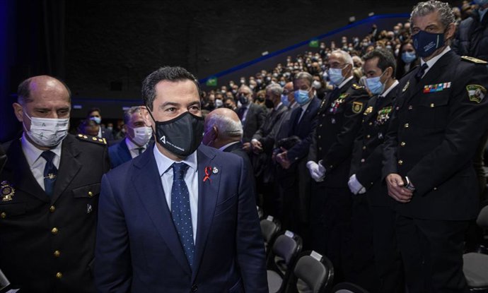 Archivo - El presidente de la Junta de Andalucía, Juanma Moreno, este jueves en el acto de imposición de condecoraciones de la Orden al Mérito Policial a la Unidad de Policía Adscrita.