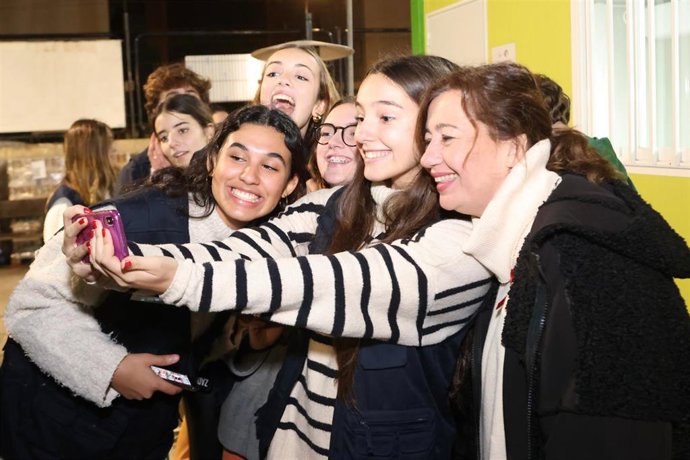 La presidenta del Govern, Francina Armengol, durante su visita a la Fundación Monti-Sion Solidaria.