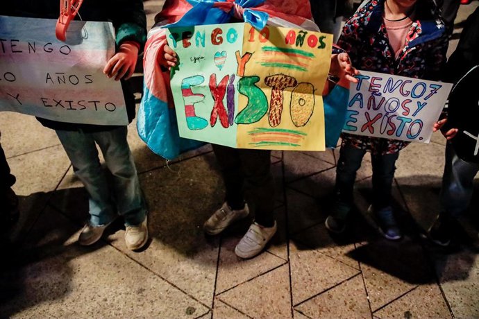 Menores trans sostienen una pancarta durante una marcha convocada por Federación Plataforma Trans
