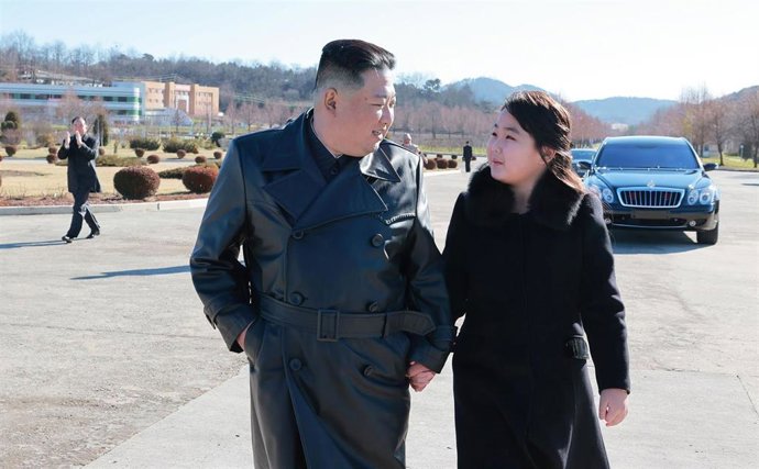 El líder norcoreano Kim Jong Un y su hija.