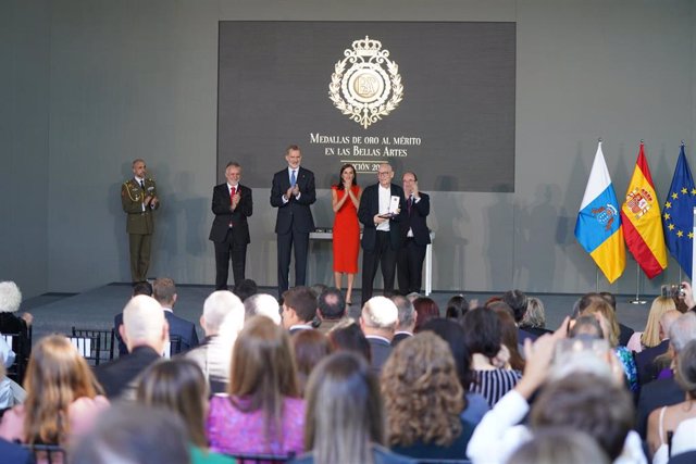 El presidente del Gobierno de Canarias, Ángel Víctor Torres; el Rey Felipe VI; la Reina Letizia y el ministro de Cultura y Deporte, Miquel Iceta, entregan una medalla de oro al director de cine Agustí Villaronga.