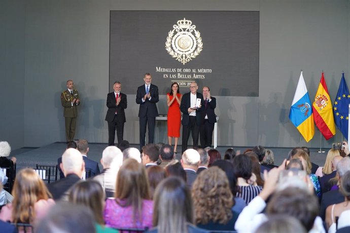 El presidente del Gobierno de Canarias, Ángel Víctor Torres; el Rey Felipe VI; la Reina Letizia y el ministro de Cultura y Deporte, Miquel Iceta, entregan una medalla de oro al director de cine Agustí Villaronga.