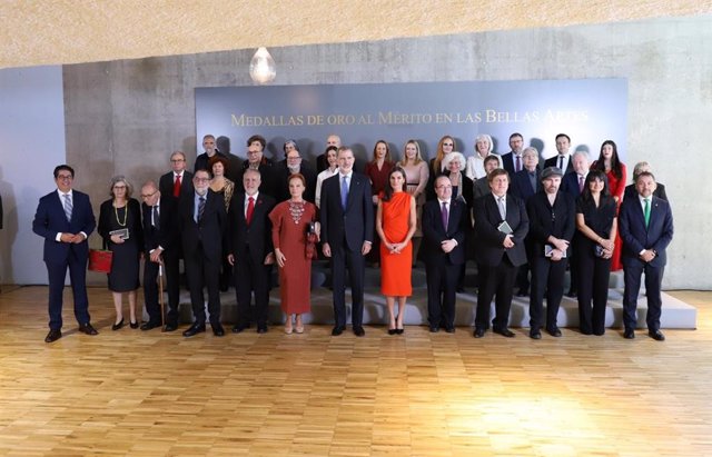 Los Reyes de España posan junto a los premiados con la Medalla de Oro al mérito en las Bellas Artes