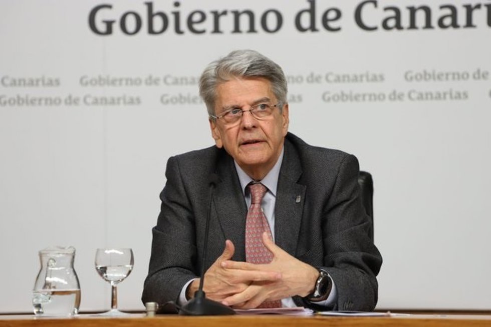 Archivo - El portavoz del Gobierno de Canarias, Julio Pérez, en rueda de prensa