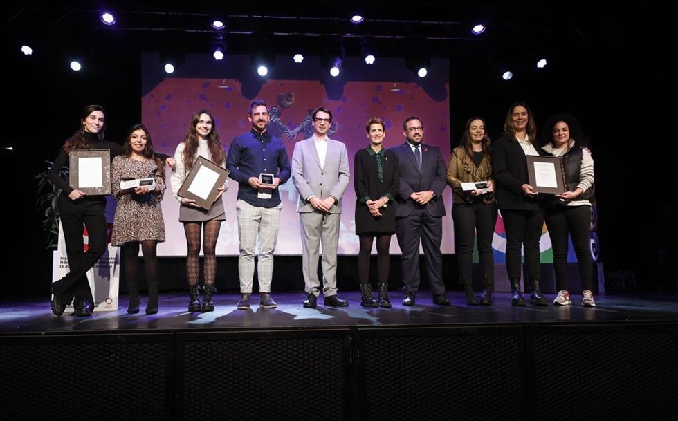 La presidenta Chivite, el vicepresidente Remírez y el director gerente del Instituto Navarro de la Juventud, Carlos Amatriain, junto a los galardonados