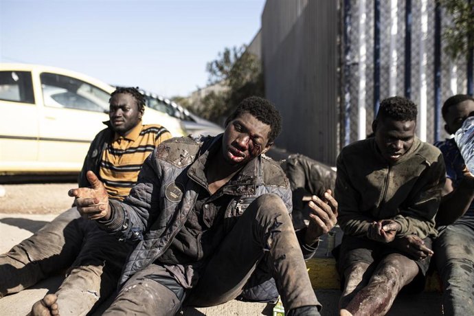Archivo - Uno migrante herido tras conseguir saltar la valla de Melilla